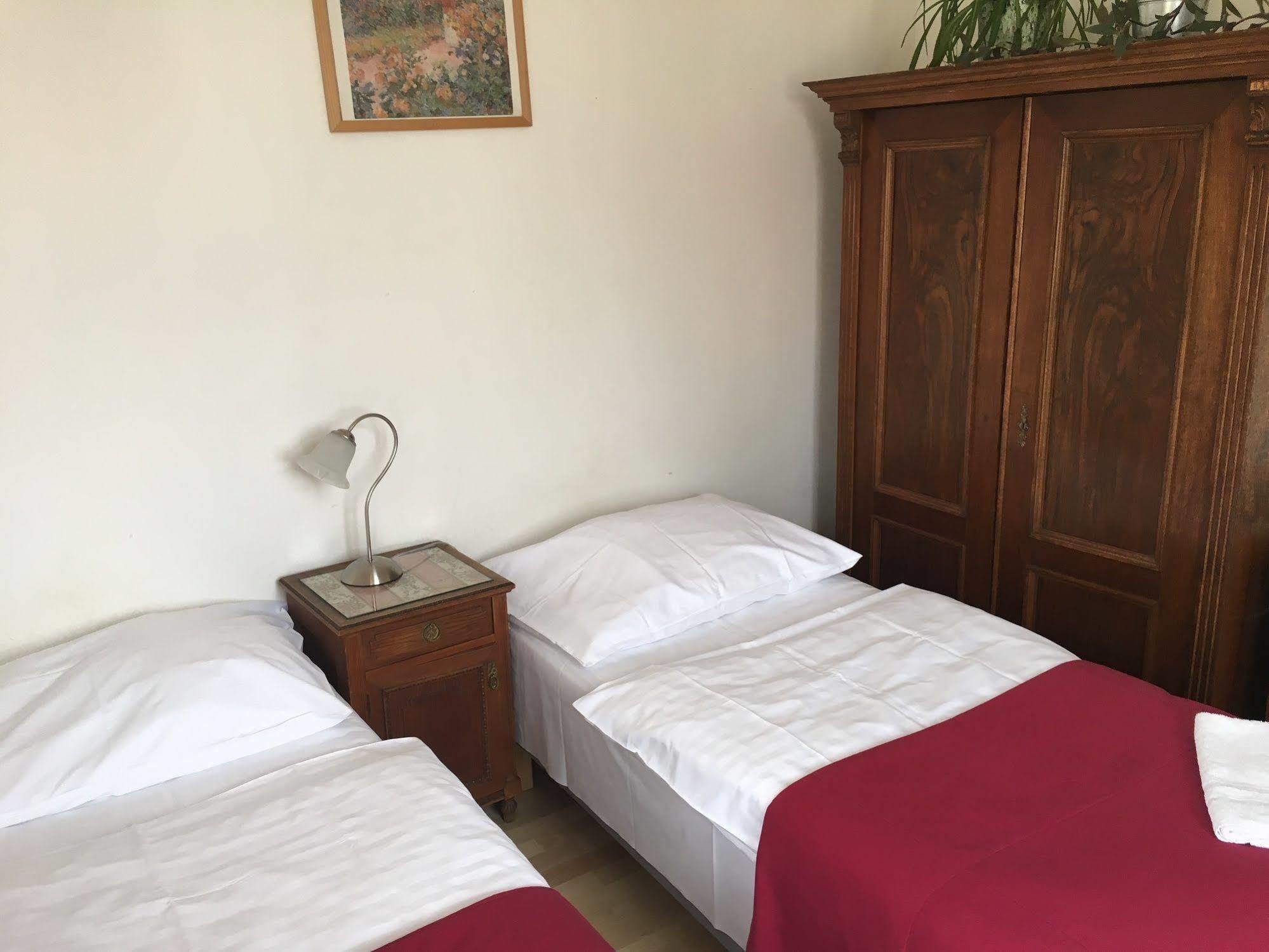 Hostel Rosemary Прага Экстерьер фото